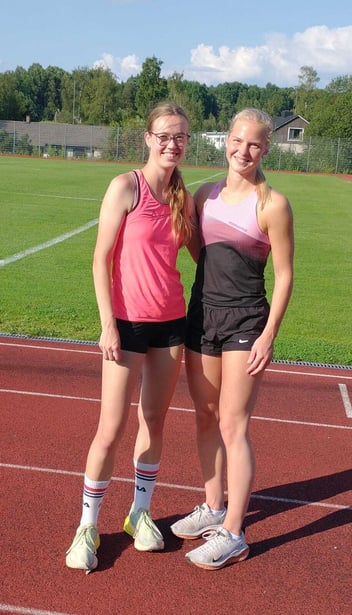 AINO JA EMMI EM-KISAJOUKKUEESSA